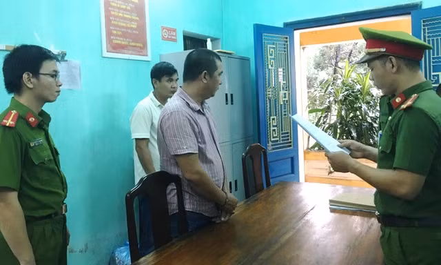 Đọc lệnh khởi tố, bắt tạm giam đối với Nguyễn Phước Quý Tuấn.