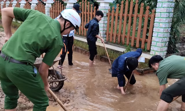 Đoàn viên thanh niên lực lượng vũ trang tại TT-Huế tích cực làm vệ sinh, dọn dẹp bùn đất, xử lý môi trường sau bão số 9.