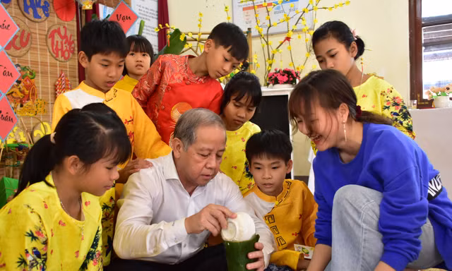 Chủ tịch UBND tỉnh TT-Huế Phan Ngọc Thọ gói bánh chưng, mừng Tết trẻ em Làng SOS TP Huế.