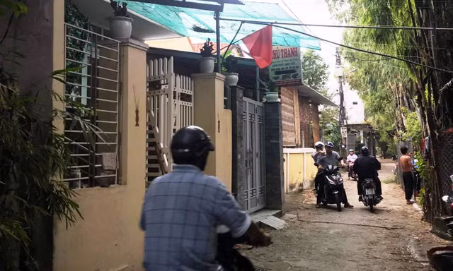 Gia đình ông Nguyễn Bá T (bố anh H.) tại Vỹ Dạ vẫn sinh hoạt bình thường, nhưng người nhà nơi đây từ chối tiếp xúc và chia sẻ thông tin về H.với phóng viên báo chí