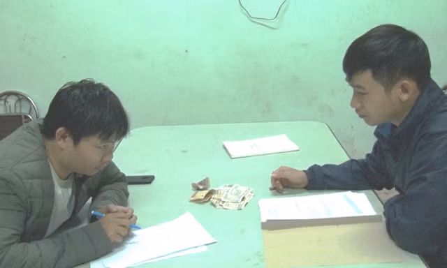 Đối tượng Lâm (bìa trái) tại cơ quan công an