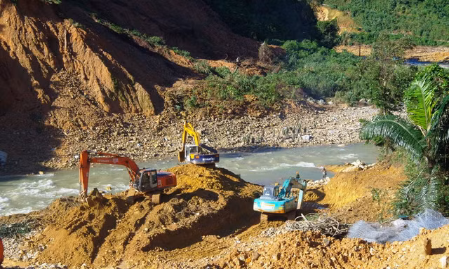 Dòng chảy sông Rào Trăng sẽ được nắn chỉnh phục vụ công tác tìm kiếm trong giai đoạn mới này.