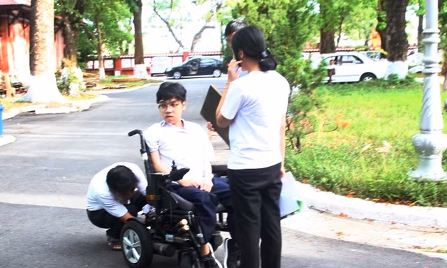 Nguyễn Thiên Phú di chuyển bằng xe lăn điện đến điểm thi