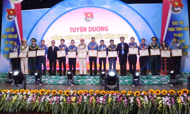 Những đảng viên trẻ xuất sắc được tuyên dương.