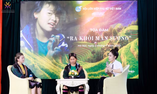 Em Má Thị Di (trái) và chị Châu Thị Say (giữa) chia sẻ tại toạ đàm "Ra khỏi màn sương". (Ảnh: Bảo tàng Phụ nữ Việt Nam)