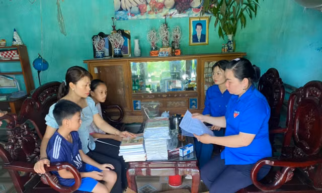 Công ty Tiền Phong tặng sách vở, đồ dùng học tập cho hai bé mồ côi bước vào năm học mới 