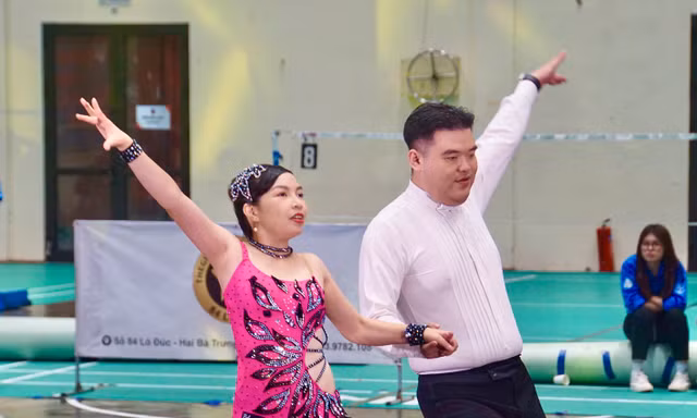 Hơn 100 người tham gia giải khiêu vũ dành cho người khiếm thị