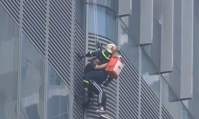 'Người nhện' đu dây trên toà nhà cao nhất Việt Nam cứu nạn nhân gặp hỏa hoạn