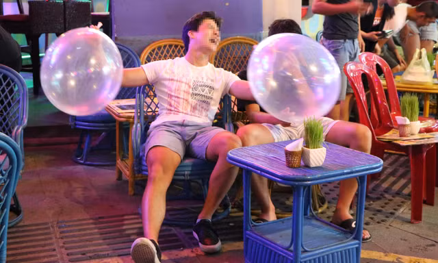 Thanh niên chơi bóng cười trên phố Tây.