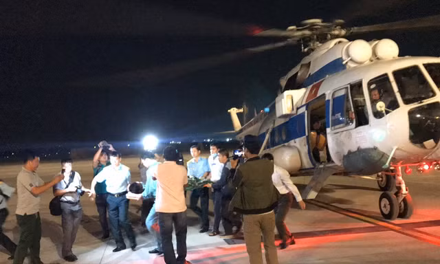 Trực thăng đưa chiến sĩ ở đảo Thổ Chu vào TPHCM cấp cứu