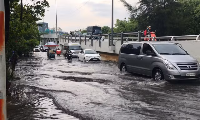 Người dân Sài Gòn nói gì khi nâng đường Nguyễn Hữu Cảnh để chống ngập? 