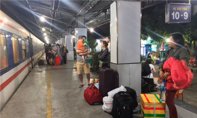 Những người đón Giao thừa trên chuyến tàu cuối cùng rời ga Sài Gòn