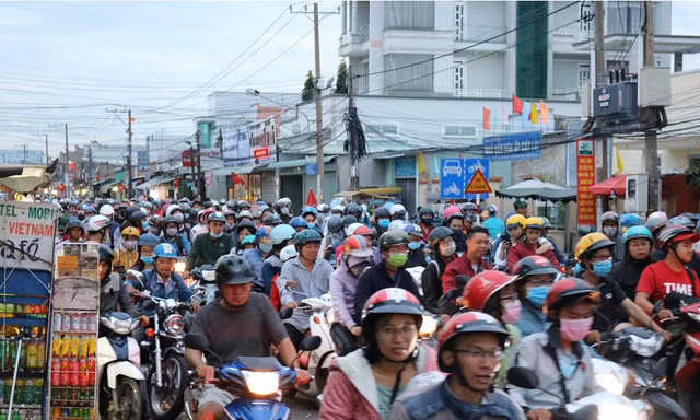 Người dân ùn ùn trở lại TPHCM sau nghỉ Tết, giao thông ùn tắc 