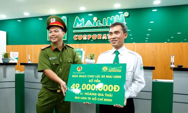 Công an bàn giao số tiền cho anh Thái.