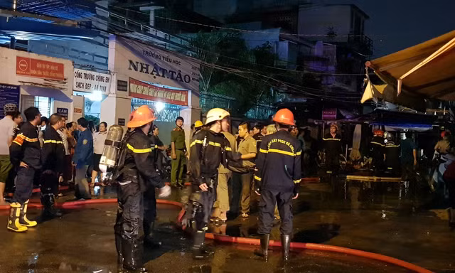 Lực lượng chức năng có mặt dập lửa.