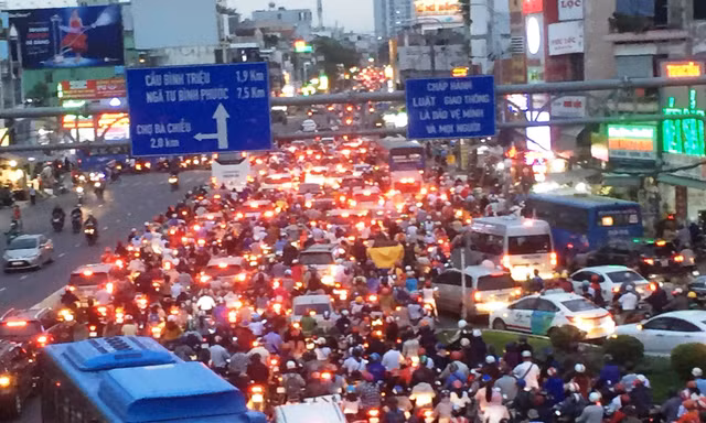Cửa ngõ Sài Gòn kẹt xe kinh hoàng trước trận Việt Nam vs Thái Lan