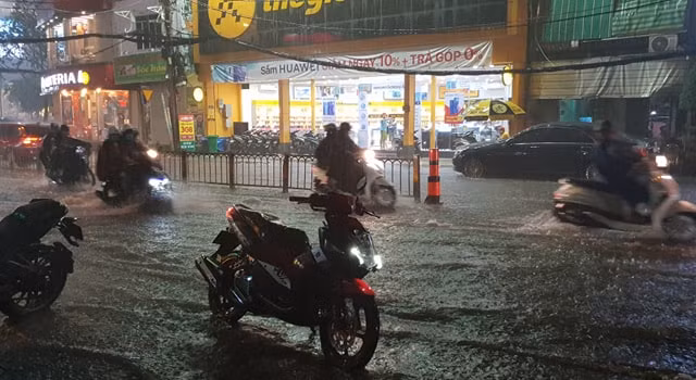 Đường Nguyễn Hữu Cảnh được "siêu máy bơm" giải cứu hết ngập trước khi hết mưa.