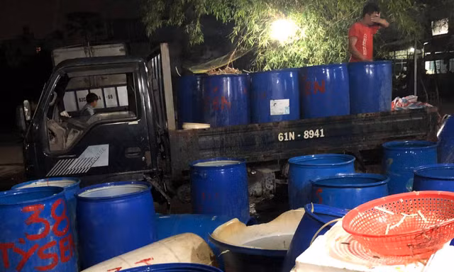Nhiều thùng hoá chất dùng để ngâm ngó sen, hoa chuối bào.