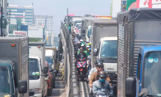 Cửa ngõ sân bay Tân Sơn Nhất kẹt xe nghiêm trọng giữa trưa