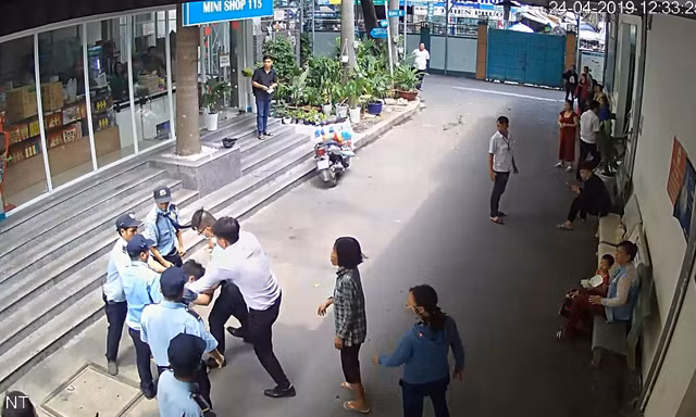 Vụ ẩu đả được camera an ninh bệnh viện ghi lại.