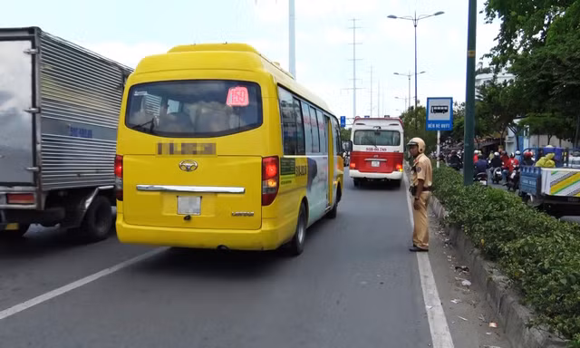 CSGT kiểm tra các xe khách có người không cài dây an toàn.