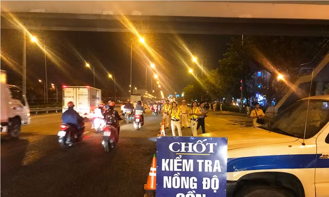 Trắng đêm theo chân CSGT kiểm tra ma tuý tài xế xe container