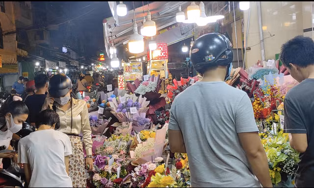 Chợ hoa lớn nhất TP HCM tấp nập khách mua hoa 20/10