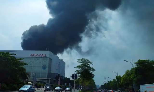 Cháy kho xưởng nhựa cạnh Aeon Mall Long Biên, cột khói bốc cao hàng chục mét