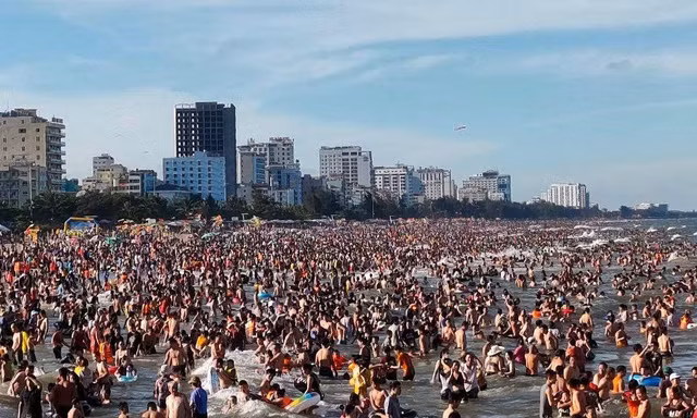 Bãi biển Sầm Sơn kín bưng khách... Ảnh: Hoàng Lam