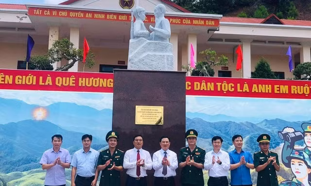 Công trình tượng đài "Bác Hồ với chiến sỹ Biên phòng" được khánh thành đúng dịp 77 năm cách mạng tháng 8 (19/8/1945- 19/8/2022) -Ảnh: Duy Chiến 