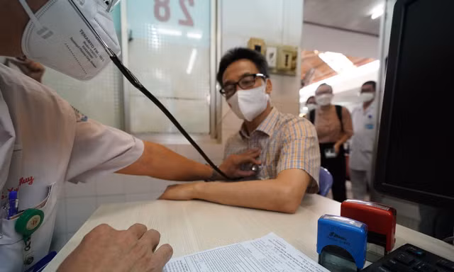 Phó Thủ tướng Vũ Đức Đam tiêm mũi 4 vắc xin ngừa COVID-19