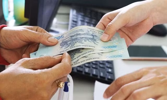 Người lao động làm thủ tục nhận hỗ trợ tiền thuê nhà ảnh: H.C 