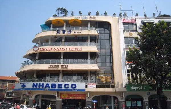 Nghĩ từ những xô lệch ở đường Lê Văn Lương: Cóc kiện trời 