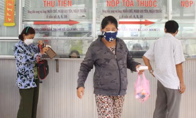 Bệnh nhân mua thuốc tại Bệnh viện Chợ Rẫy ảnh: Vân Sơn