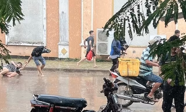 Một nhóm người Việt được giải cứu ở Campuchia. (Ảnh: Khmer Times)
