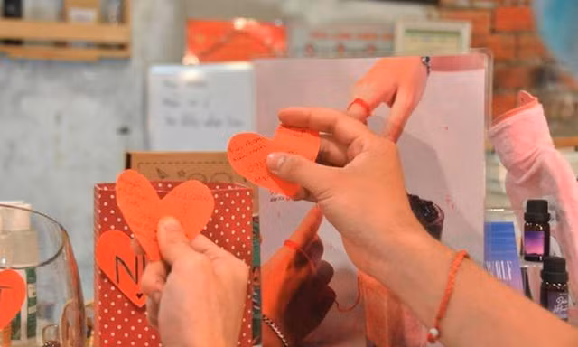 Nhiều bạn trẻ chọn cách tự làm món quà để tặng người yêu dịp Valentine 