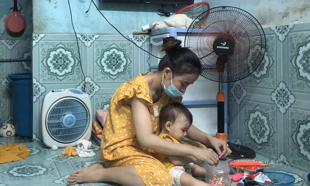 Dịch bệnh, nhiều nữ công nhân thất nghiệp khiến cuộc sống thêm khó khăn 