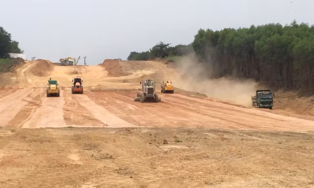 Một đoạn cao tốc Dầu Giây - Phan Thiết đang được thi công. Ảnh: Mạnh Thắng 