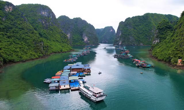 Năm 2012, được các chuyên trang về du lịch nổi tiếng đánh giá Cửa Vạn – vịnh Hạ Long (Quảng Ninh) là 1 trong 16 ngôi làng chài đẹp nhất thế giới. Ảnh: Hoàng Dương