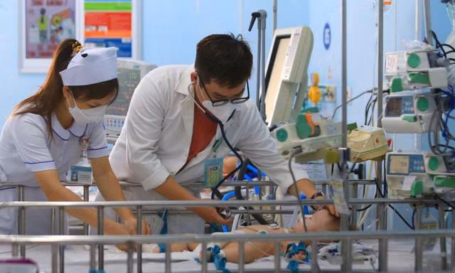 Bệnh viện Đà Nẵng phải tận dụng lối đi dọc hành lang để kê thêm giường điều trị bệnh nhân SXH Ảnh: Thanh Trần 