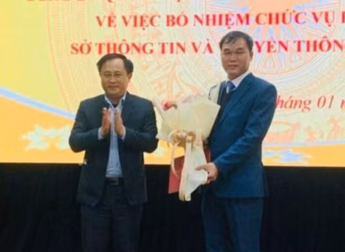 Ông Nguyễn Trọng Hùng (bìa phải) nhận Quyết định và hoa chúc mừng của lãnh đạo UBND tỉnh Lạng Sơn -Ảnh: Duy Chiến 