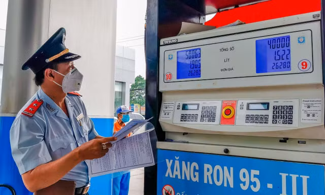 Nhiều doanh nghiệp, cửa hàng xăng giở chiêu bán hàng đối phó
