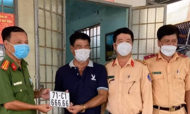 Bản tin 8H: Chủ tịch xã bấm trúng biển 666.66, có người trả 800 triệu đồng mua lại
