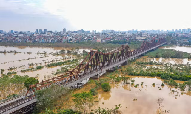 Mực nước sông Hồng giảm dần, bãi giữa dần lộ diện