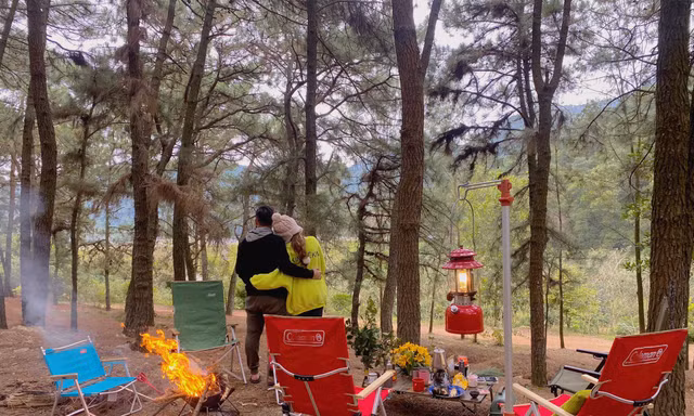 Giới trẻ đốt lửa, cắm trại xuyên đêm đón năm mới