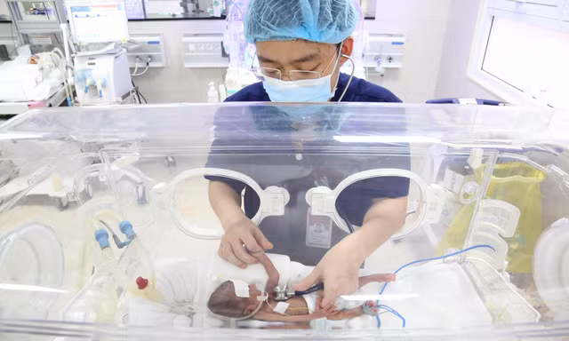 Bệnh nhi có tiến triển tốt, cân nặng tăng lên 1000gr sau 38 ngày điều trị. Ảnh: BV cung cấp
