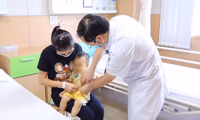 BS khám cho bệnh nhân L.H.P. Ảnh: Bệnh viện cung cấp