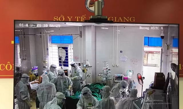Các y bác sĩ Bệnh viện Chợ Rẫy đặt ECMO cho bệnh nhân 61 tuổi sáng 1/6. Ảnh: BS cung cấp