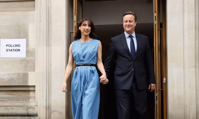 Thủ tướng Anh David Cameron cùng phu nhân Samantha rời khỏi điểm bỏ phiếu ở Westminter.
