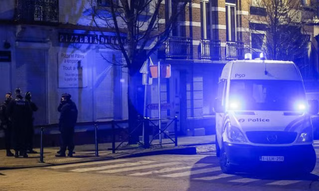 Cảnh sát Bỉ truy bắt nghi phạm vụ khủng bố Paris ở Molenbeek, Brussels hôm 30/12/2015